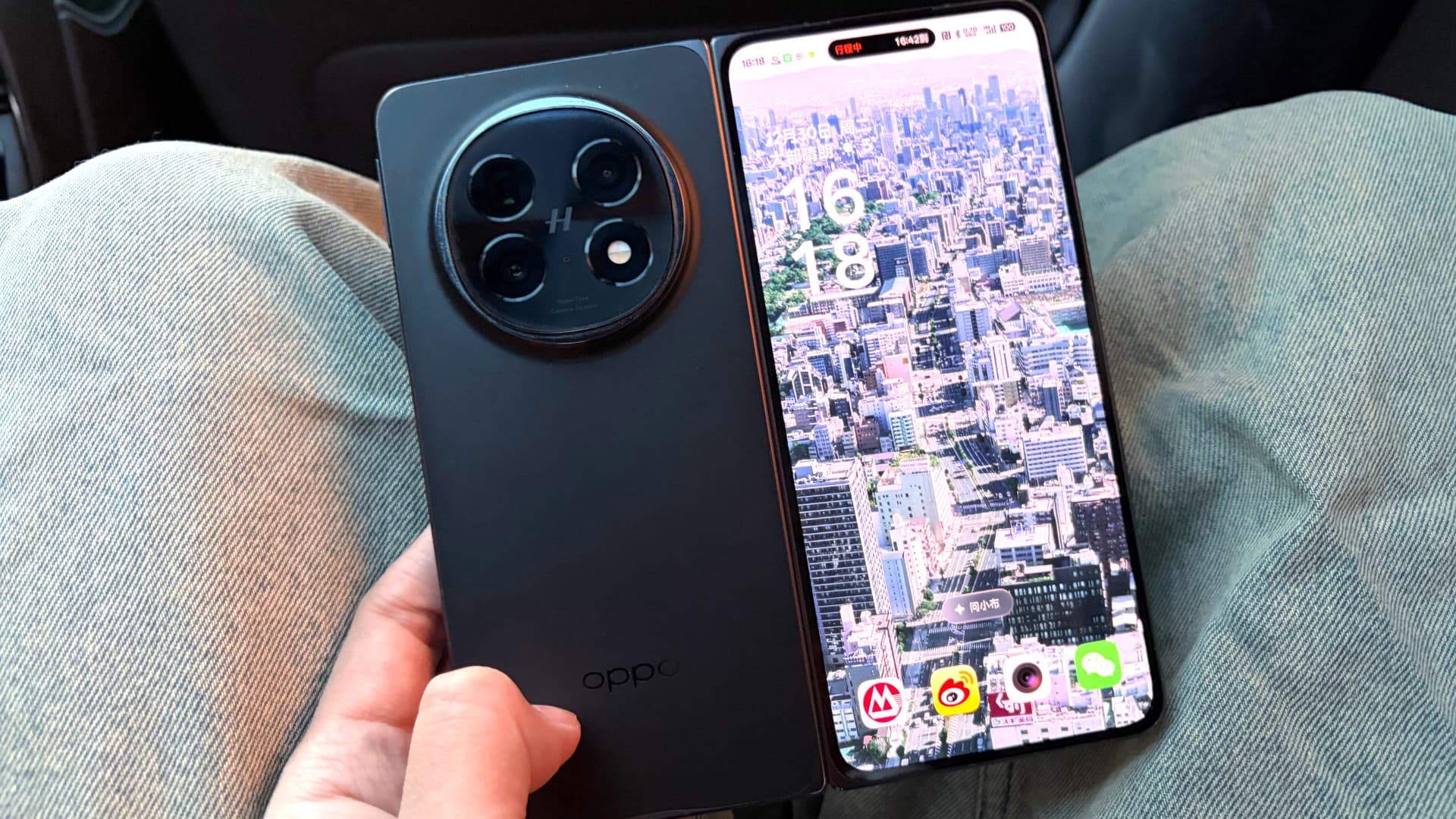 1. Tasarım ve Ekran: Neredeyse Görünmez Katlanma İzi